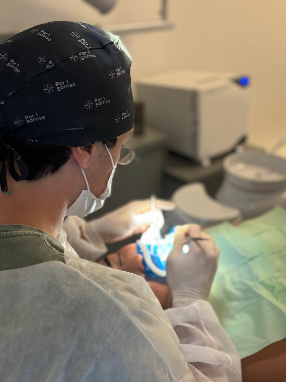 Dr. Bruno atendendo paciente